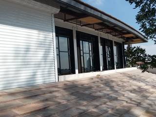 homify Mediterrane Fenster & Türen