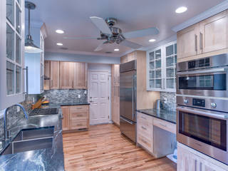 Broadway Estates Kitchen and Powder Room , Studio Design LLC Studio Design LLC Cocinas de estilo clásico Madera maciza Multicolor