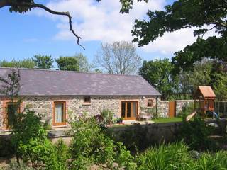 Hilltop stone farm buildings converted and extended to form modern family home, Des Ewing Residential Architects Des Ewing Residential Architects Moderne Häuser