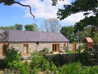 Hilltop stone farm buildings converted and extended to form modern family home, Des Ewing Residential Architects Des Ewing Residential Architects Modern Evler