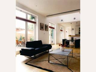 Reconstruction of Traditional Coach House Reusing Original Materials, Des Ewing Residential Architects Des Ewing Residential Architects Wohnzimmer im Landhausstil