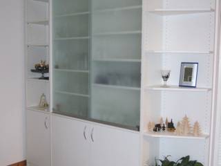 Vitrinenschränke, Graf Wohnraumdesign Graf Wohnraumdesign WohnzimmerAufbewahrung Holz-Kunststoff-Verbund Weiß