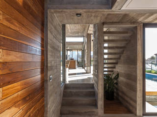 Casa Berazategui, Besonías Almeida arquitectos Besonías Almeida arquitectos Modern corridor, hallway & stairs Concrete