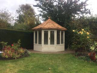 Wraysbury 8 Octagonal Cedar Summerhouse, Chelsea Summerhouses Ltd Chelsea Summerhouses Ltd Wiejski ogród