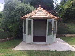 Wraysbury 8 Octagonal Cedar Summerhouse, Chelsea Summerhouses Ltd Chelsea Summerhouses Ltd Jardins campestres