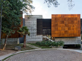 Residência Campo Comprido, Studio Leonardo Muller Studio Leonardo Muller Modern houses کنکریٹ