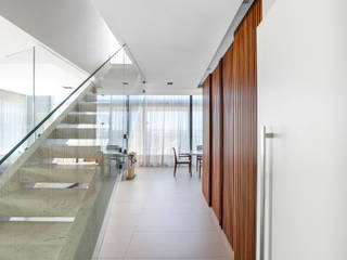 Cobertura Cabral, Studio Leonardo Muller Studio Leonardo Muller Corredores, halls e escadas modernos Madeira Branco