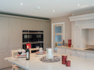 Mr & Mrs McD, Raycross Interiors Raycross Interiors Classic style kitchen Beige