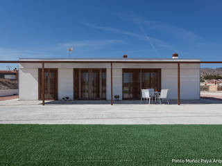 Low-cost weekend house, Pablo Muñoz Payá Arquitectos Pablo Muñoz Payá Arquitectos Modern houses