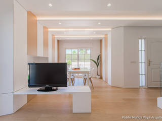 Refurbishment for José Daniel & Miriam, Pablo Muñoz Payá Arquitectos Pablo Muñoz Payá Arquitectos Minimalist living room