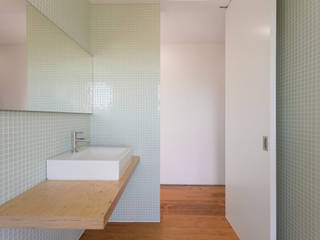 SH HOUSE, PAULO MARTINS ARQ&DESIGN PAULO MARTINS ARQ&DESIGN Scandinavian style bathroom