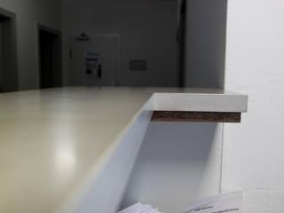 Beton-Thekenplatte mit eingelassenem Schriftzug, Betonfusion. Betonfusion. Moderne Esszimmer Beton Grau