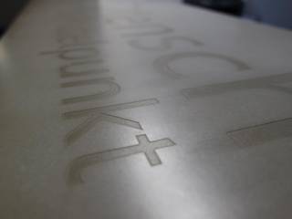 Beton-Thekenplatte mit eingelassenem Schriftzug, Betonfusion. Betonfusion. Modern study/office Concrete Grey
