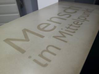 Beton-Thekenplatte mit eingelassenem Schriftzug, Betonfusion. Betonfusion. Modern Dining Room Concrete Grey