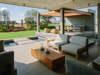 House Serengeti, www.mezzanineinteriors.co.za www.mezzanineinteriors.co.za モダンデザインの テラス