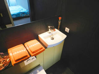Dwelling I (Valencia), XTid Associates XTid Associates Modern style bathrooms Black