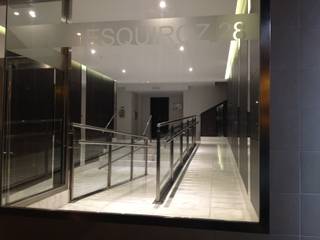 Architectural barriers (Pamplona), XTid Associates XTid Associates クラシカルスタイルの 玄関&廊下&階段 ガラス 透明