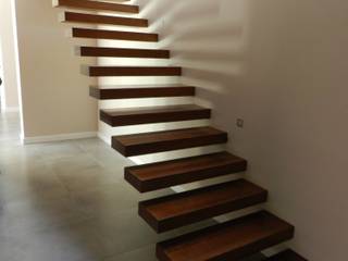 Detached House (Zaragoza), XTid Associates XTid Associates Modern corridor, hallway & stairs Wood Brown
