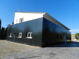 Detached House (Zaragoza), XTid Associates XTid Associates モダンな 家 タイル 黒色