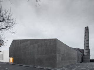 Arquipélago- Centro de Artes Contemporâneas dos Açores, Menos é Mais - Arquitectos Associados Menos é Mais - Arquitectos Associados Modern windows & doors