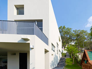 RESIDENCIA OROZCO, Excelencia en Diseño Excelencia en Diseño Casas minimalistas Hierro/Acero Beige