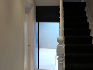 Precise Minimalism in Tooting, Elemental Architecture Elemental Architecture Minimalist corridor, hallway & stairs