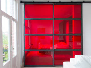 industriële sfeer in Oud-Zuid, IJzersterk interieurontwerp IJzersterk interieurontwerp インダストリアルスタイルの 寝室 ガラス 赤色