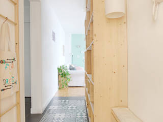 Le couloir a une vraie fonction, MON OEIL DANS LA DECO MON OEIL DANS LA DECO Skandinavischer Flur, Diele & Treppenhaus