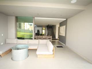 Minimalist House, E2 Architects E2 Architects Minimalist living room Grey