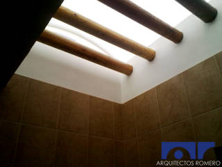Detalle de domos en baño Arquitectos Romero Baños de estilo colonial Madera Acabado en madera