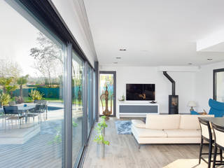 Création villa avec piscine , Agence CréHouse Agence CréHouse Modern living room