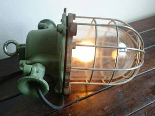 industrial old lamps, INDUSTRIALHUNTERS INDUSTRIALHUNTERS Ruang Keluarga Gaya Industrial Besi/Baja