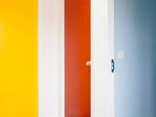 Hallway doors Gundry & Ducker Architecture Modern corridor, hallway & stairs Wood Multicolored
