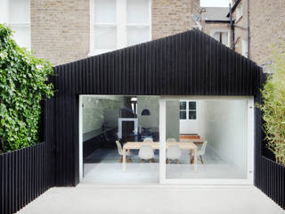 View of exterior Gundry & Ducker Architecture Moderne Häuser Massivholz Schwarz polished concrete timber cladding sliding doors