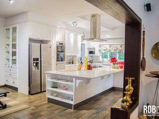 Modern French Provincial Kitchen, Ergo Designer Kitchens & Cabinetry Ergo Designer Kitchens & Cabinetry مطبخ MDF