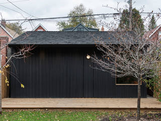 Scandinavian Inspired Garage and Sauna, STUDIO Z STUDIO Z 北欧デザインの ガレージ・物置 無垢材 黒色
