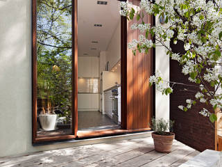 White Kitchen with Mahogany Wood Windows - Summerhill Ave, STUDIO Z STUDIO Z Nhà Wood effect