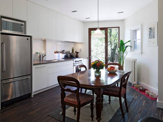 White Kitchen with Mahogany Wood Windows - Summerhill Ave, STUDIO Z STUDIO Z Modern kitchen White