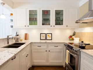 U Shaped Kitchen with Glass cabinets STUDIO Z Modern kitchen White