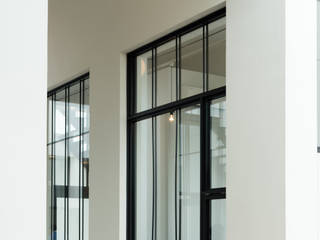 Montparnasse Project, 岡由雨子建築設計ディザイン株式会社 岡由雨子建築設計ディザイン株式会社 モダンな 窓&ドア