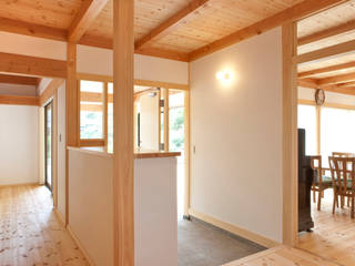 Ng-House okayama, 三宅和彦／ミヤケ設計事務所 三宅和彦／ミヤケ設計事務所 Asian style corridor, hallway & stairs Solid Wood Multicolored