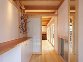 Si-House okayama, 三宅和彦／ミヤケ設計事務所 三宅和彦／ミヤケ設計事務所 الآسيوي، الممر، رواق، &، درج خشب متين Multicolored