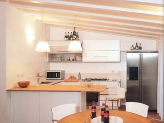 Nella luce di un sottotetto diventato abitazione, Fabio Carria Fabio Carria Kitchen Wood White
