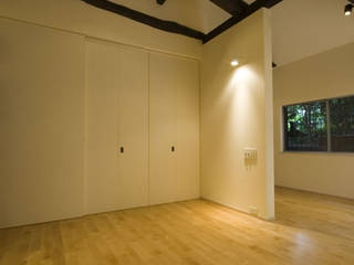 北側の居室を明るくするリノベーション/明, 森村厚建築設計事務所 森村厚建築設計事務所 Asian style bedroom Solid Wood Multicolored