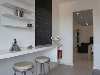 Casa "Elle" bianca e grigia, MAMESTUDIO MAMESTUDIO Minimalist kitchen