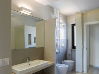 Casa "Elle" bianca e grigia, MAMESTUDIO MAMESTUDIO Minimalist style bathroom
