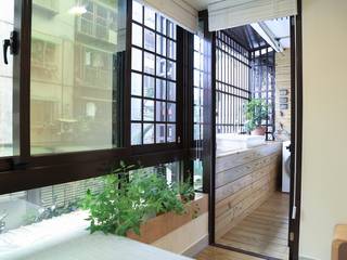 日光森活‧三十年老屋新生命 微自然室內裝修設計有限公司 Modern balcony, veranda & terrace