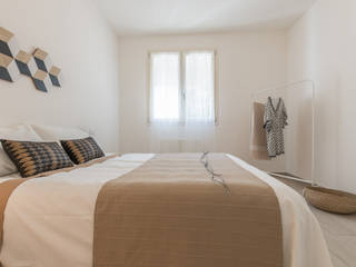 ​HOME STAGING. Valorizzare un appartamento con affaccio sul retro, Mirna Casadei Home Staging Mirna Casadei Home Staging غرفة نوم