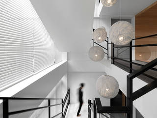 Four season house, 夏沐森山設計整合 夏沐森山設計整合 Modern corridor, hallway & stairs