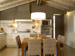 Tres espacios en uno: cocina, lavadero y planchador, DEULONDER arquitectura domestica DEULONDER arquitectura domestica Cocinas de estilo rústico Blanco